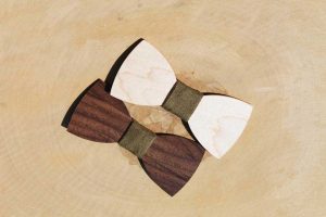 Pánsky drevený motýlik – Khaki zelený semiš